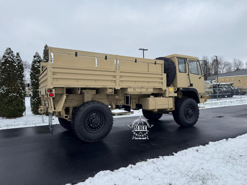 2009 BAE Systems M1081A1R LMTV 4 X4 Cargo Truck W / Air Conditioning .