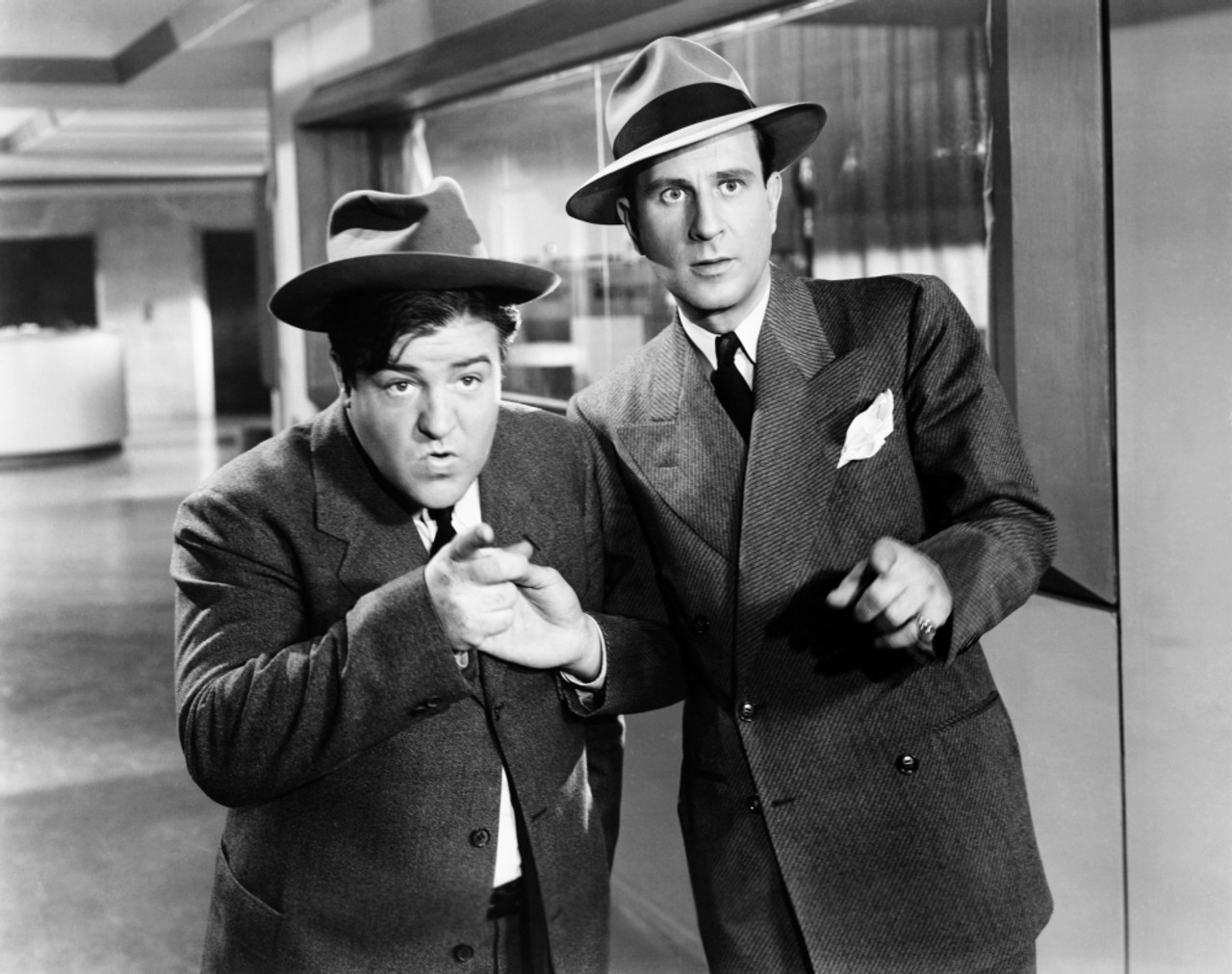 CC-147 8X10 PHOTO BUD ABBOTT AND LOU COSTELLO IN THE 1942 FILM "WHO DONE IT? 