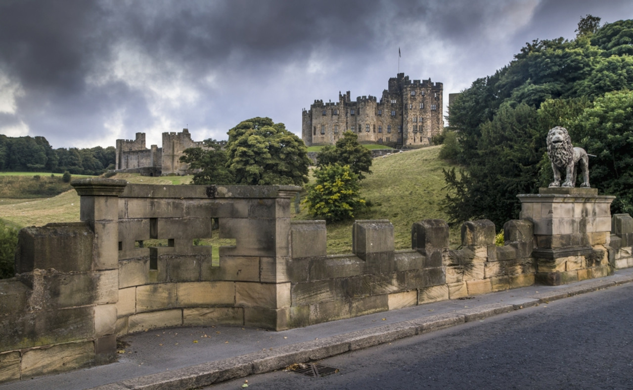 Alnwick Castle With Crosses In The Stone Wall Alnwick Northumberland England Posterprint Item Vardpi12300920 Posterazzi The great northern stronghold of the powerful percy family, the dukes of northumberland. posterazzi