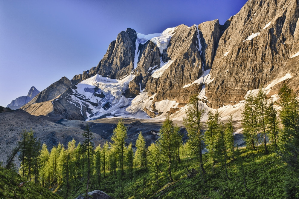The Morning Sun Over The Rockwall Cliff And Tumbling Glacier In