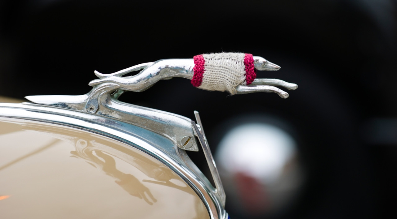 A close up of the hood ornament on a car photo – Free Luxury Image