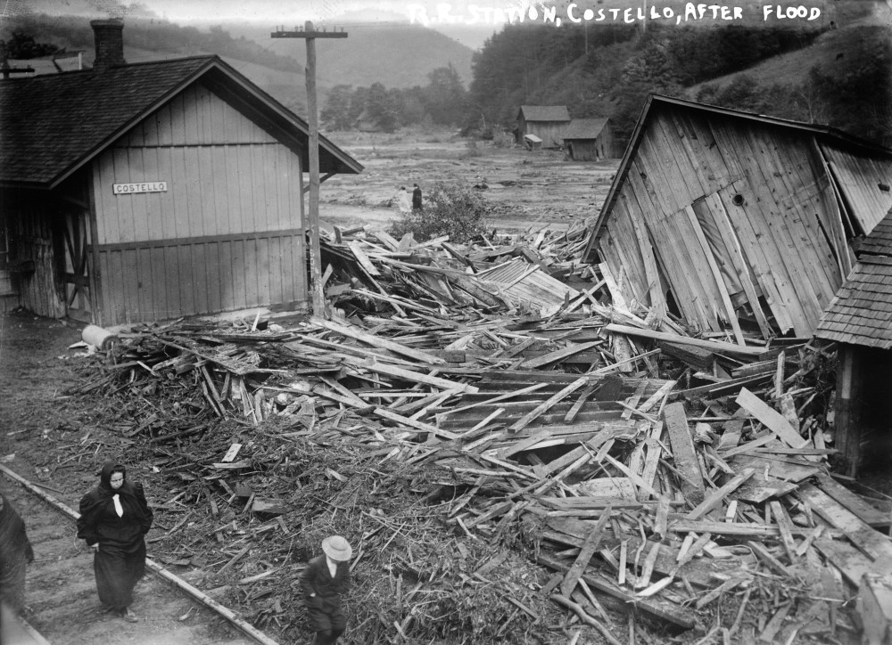 Pennsylvania Flood, 1911. /Na View Of The Ruined Railroad Station In