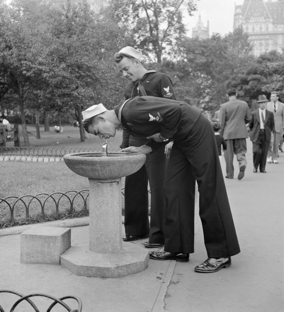 Nyc Central Park, 1942. /Namerican Sailors Drinking From A Water