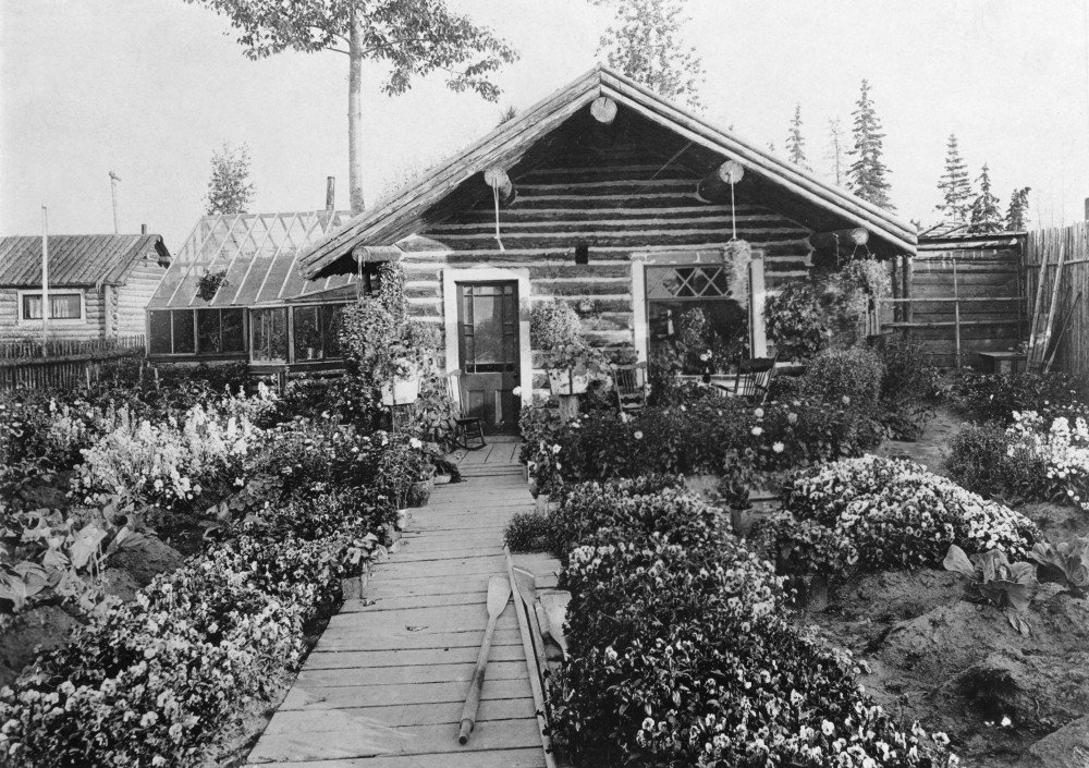 Alaska Log Cabin. /Na Log Cabin With An Attached Greenhouse And A