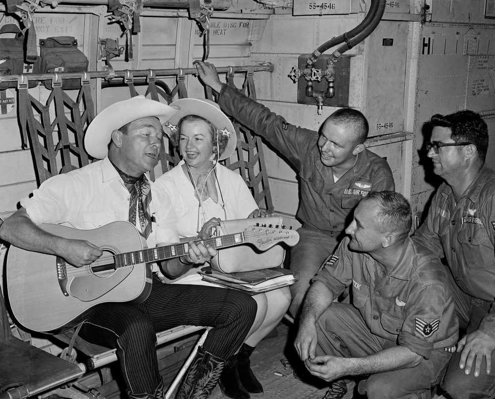 Roy Rogers And Dale Evans Entertain Troops In Vietnam. They ...
