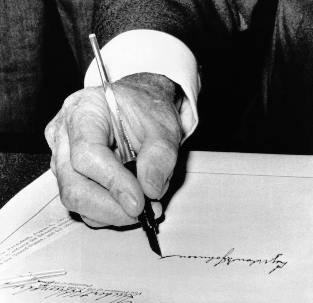 President Lyndon Johnson Signing The 1965 Civil Rights Bill History ...