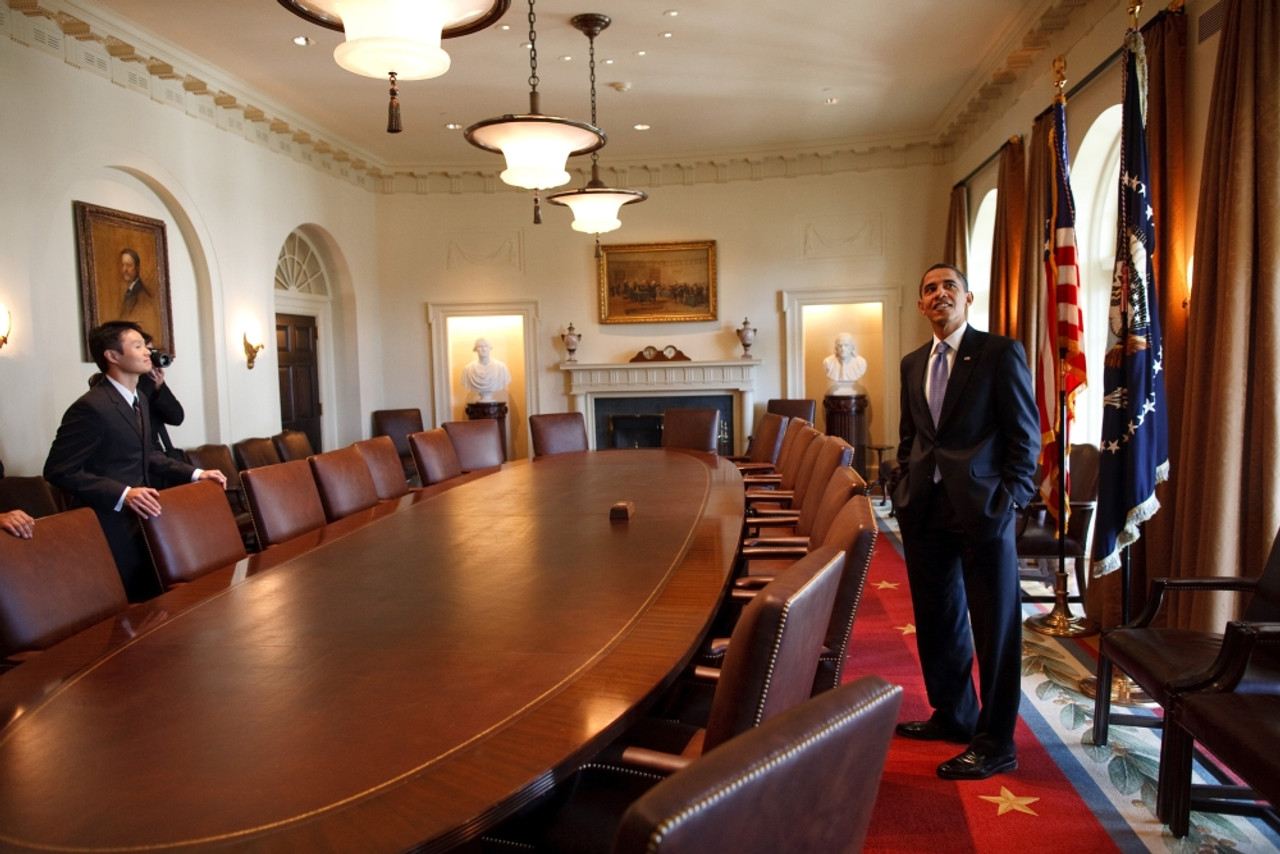 オバマの部屋 President Obama Surveys The Cabinet Room While Touring The