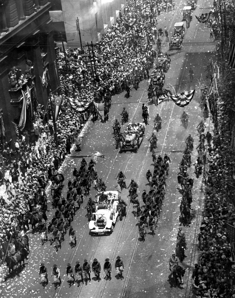 A Ticker Tape Parade For Charles Lindbergh In New York After His Trans Atlantic Flight In 1927 Courtesy Csu Archives Everett Collection History Item Varevchbdchlics002 Posterazzi A Ticker Tape Parade For Charles Lindbergh In New York After His Trans Atlantic Flight In 1927 Courtesy Csu Archives Everett Collection History Item Varevchbdchlics002 Posterazzi