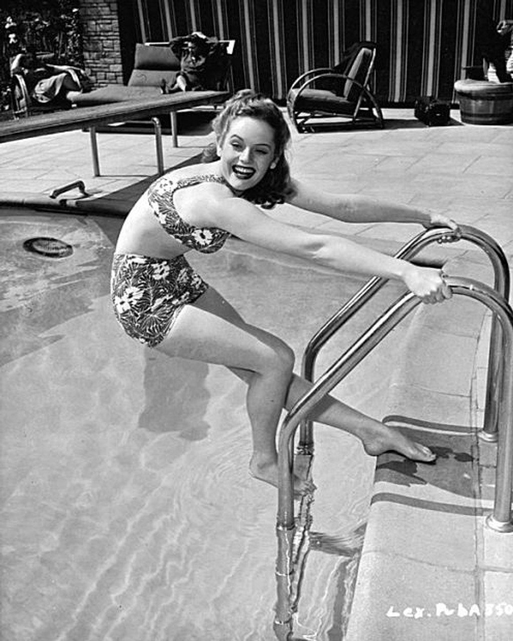 Alexis Smith Getting Into Pool Photo Print 8 X 10 Item Dap1147 Posterazzi