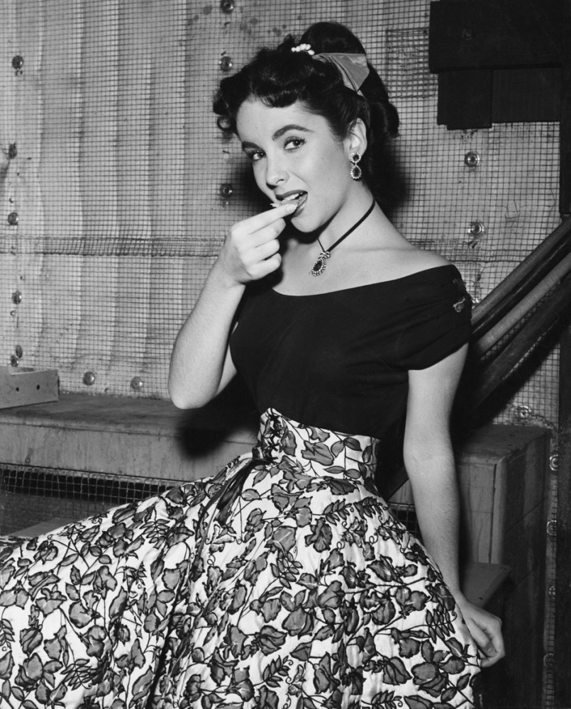 Elizabeth Taylor - Black Top With Leaf Pattern Dress Photo Print (8 x 10) -  Item # DAP17811 - Posterazzi