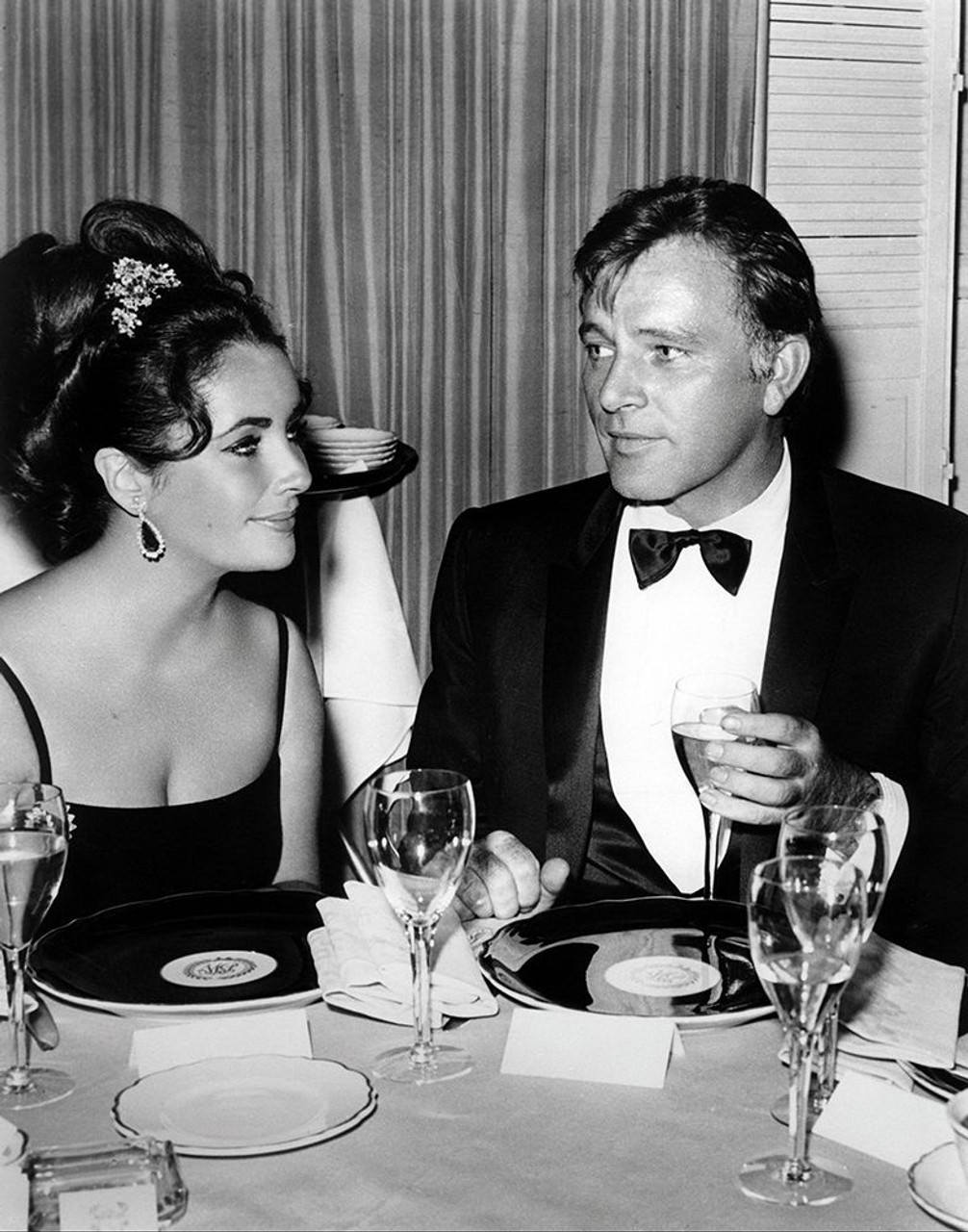 Elizabeth Taylor and Richard Burton Poster Print by Hollywood