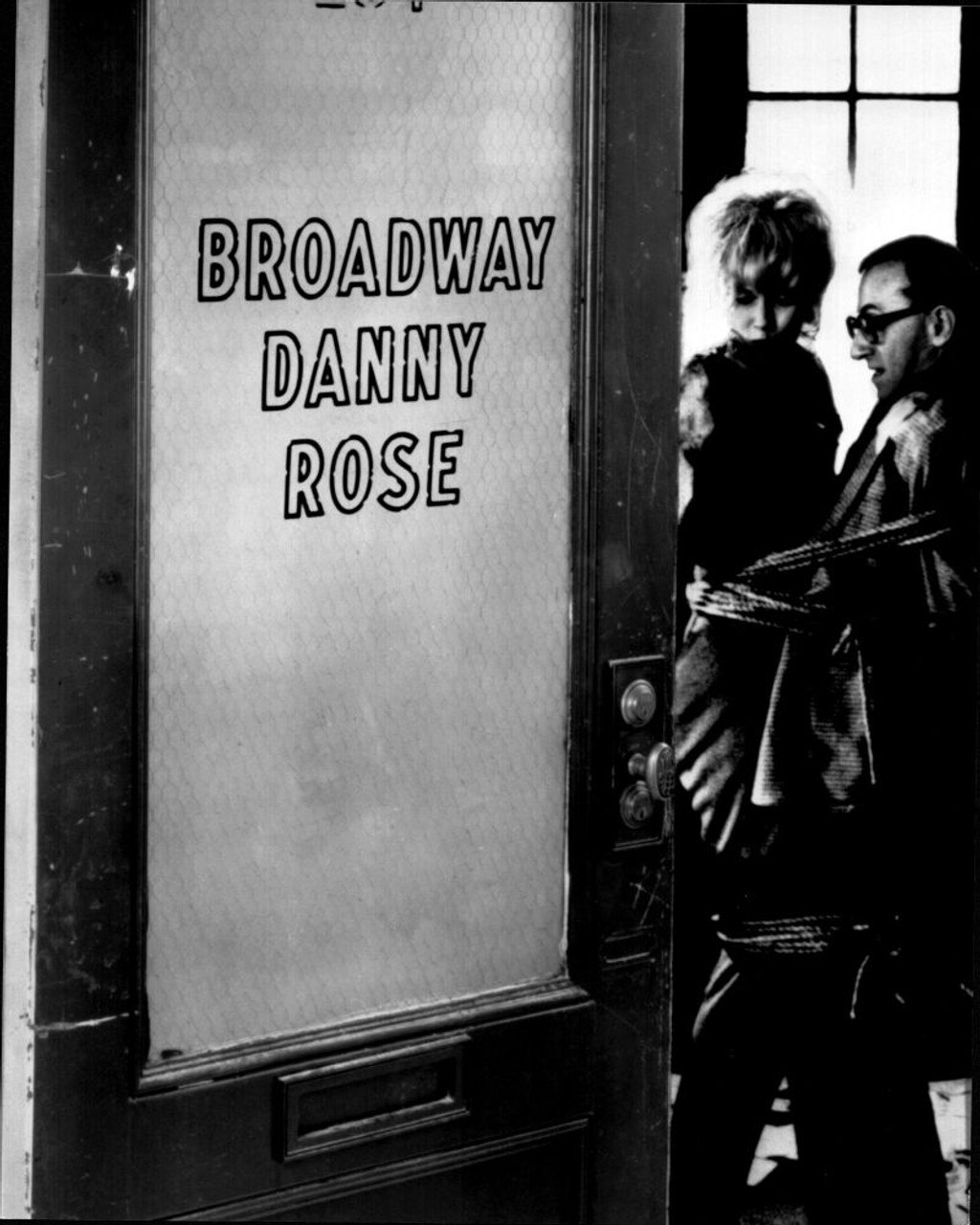 Woody Allen And Mia Farrow Behind Door In Broadway Danny Rose Black And  White Photo Print (8 x 10) - Posterazzi