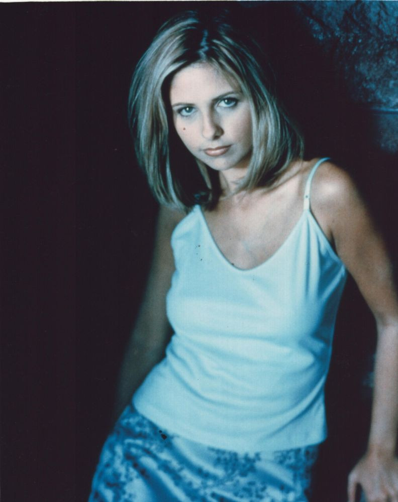 Sarah Michelle Gellar In Tank Top And Silk Skirt Photo Print (8 x 10 ...