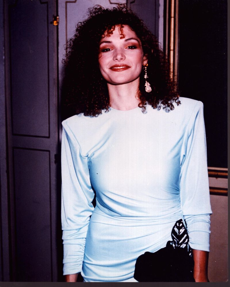 Mary Elizabeth Mastrantonio In Blue Silk Dress Photo Print (8 x 10)