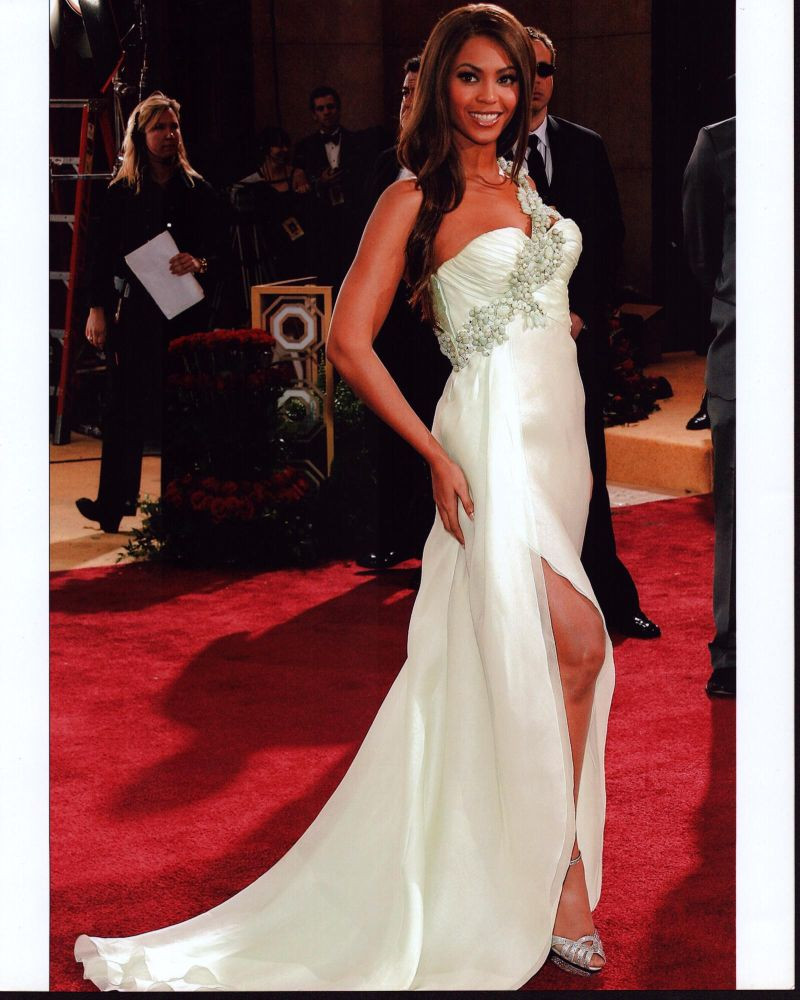 Beyonce On Red Carpet In White One Shoulder Gown Photo Print (8 x