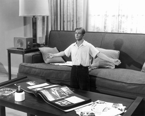 The Incredible Shrinking Man Grant Williams 1957 Photo Print - Item # VAREVCMBDINSHEC013H