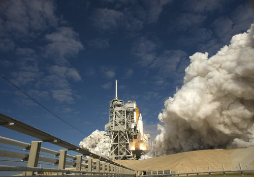 Space Shuttle Atlantis lifts off from its launch pad at Kennedy Space Center, Florida Poster Print - Item # VARPSTSTK203109S