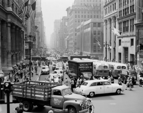 1930s BUSY LEXINGTON AVENUE TRAFFIC AND BLOOMINGDALES STORE WITH FLAGS  PEDESTRIAN SHOPPERS AT 59TH STREET NEW YORK CITY USA - SuperStock