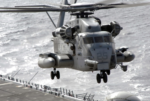 Pacific Ocean, October 13, 2009 - A CH-53E Super Stallion helicopter takes off from the amphibious assault ship USS Makin Island. Poster Print - Item # VARPSTSTK103298M