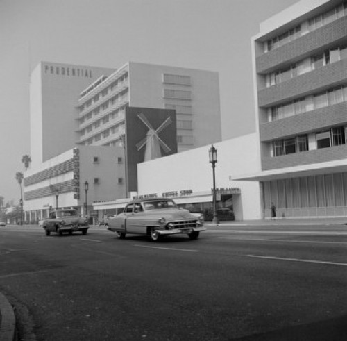 USA  California  Los Angeles  Wilshire Boulevard   Miracle Mile  famed shopping district Poster Print - Item # VARSAL255418511