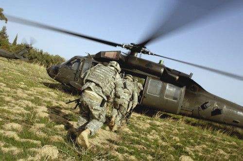 March 31, 2007 - U.S. Army Soldiers prepare to board a UH-60 Black Hawk helicopter after conducting an aerial response force mission in Iraq Poster Print - Item # VARPSTSTK102319M