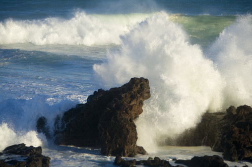 USA, Hawaii Islands, Maui, Big Winter Surf Crashing On Rocks; Ho'okipa PosterPrint - Item # VARDPI1975686