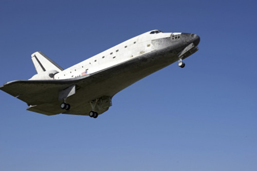 Space shuttle Atlantis approaching Runway 33 at the Kennedy Space Center in Florida Poster Print - Item # VARPSTSTK203361S