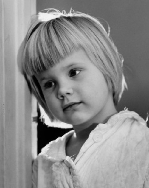 Little girl leaning against wall Poster Print - Item # VARSAL25514410B