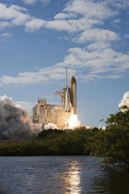 Space Shuttle Atlantis lifts off from its launch pad at Kennedy Space Center, Florida Poster Print - Item # VARPSTSTK203101S
