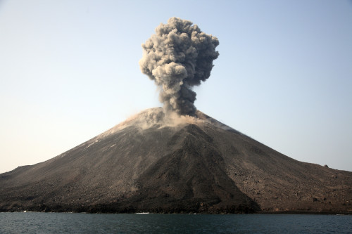 May 19, 2008 - Ash cloud from vulcanian eruption of Anak Krakatau volcano, Sunda Strait, Java, Indonesia Poster Print - Item # VARPSTRRS300209S