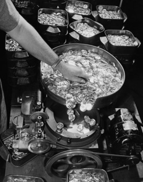 Man sorting coins with coin sorting machine Poster Print - Item # VARSAL990118144