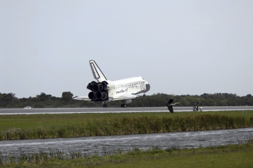 Space Shuttle Discovery touches down on the runway at Kennedy Space Center Poster Print - Item # VARPSTSTK202592S