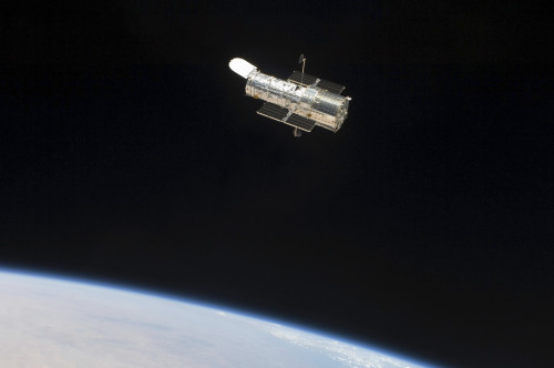 May 19, 2009 - The Hubble Space Telescope in orbit above Earth Poster Print - Item # VARPSTSTK202731S