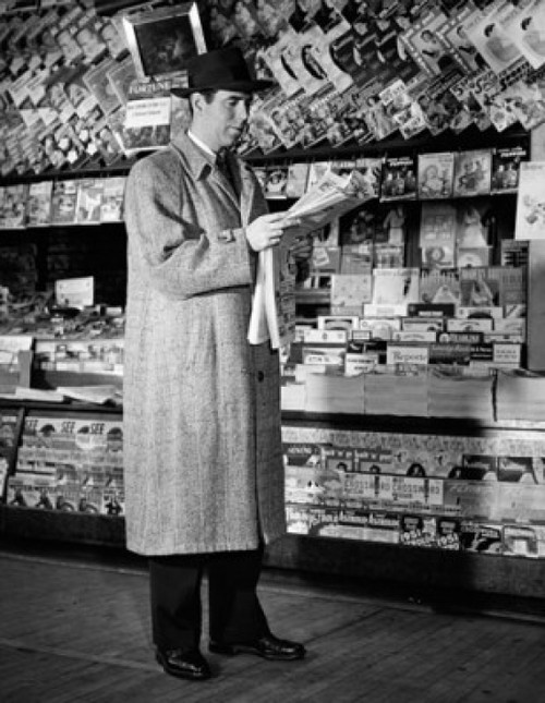 Side profile of a mid adult man reading a newspaper Poster Print - Item # VARSAL25536155