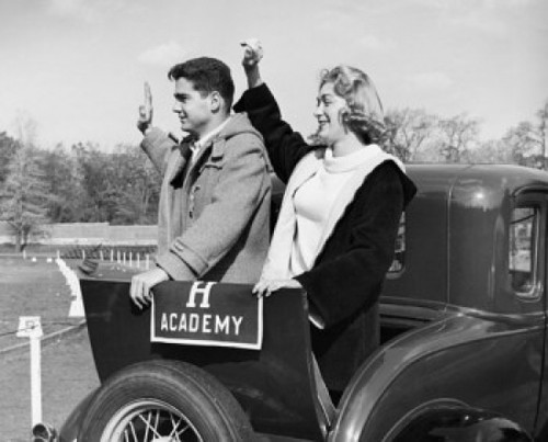 Side profile of a mid adult couple waving Poster Print - Item # VARSAL25511617