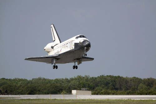 Space Shuttle Discovery approaches landing on the runway at the Kennedy Space Center Poster Print - Item # VARPSTSTK202595S