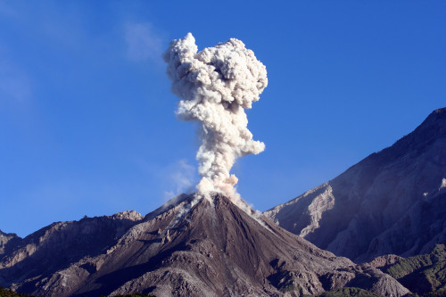 December 12, 2005 - Eruption of ash cloud from Santiaguito dome complex, Santa Maria volcano, Guatemala Poster Print - Item # VARPSTRRS300131S