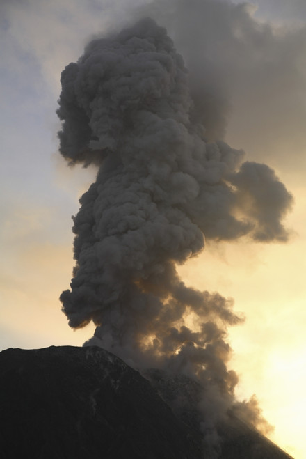 December 14, 2005 - Santiaguito eruption, Guatemala Poster Print - Item # VARPSTMRE100050S