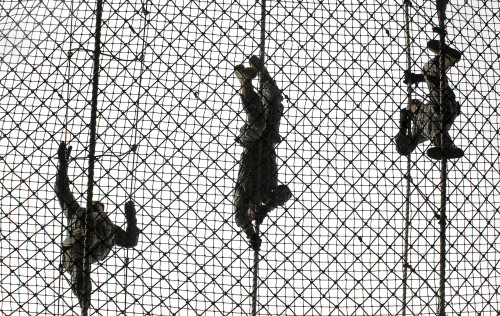 January 16, 2008 - U.S. Army recruits complete an obstacle at Victory Tower during basic combat training at Fort Jackson, South Carolina. Poster Print - Item # VARPSTSTK103220M