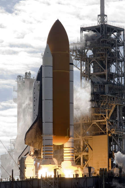 Space Shuttle Atlantis lifts off from its launch pad at Kennedy Space Center, Florida Poster Print - Item # VARPSTSTK203110S