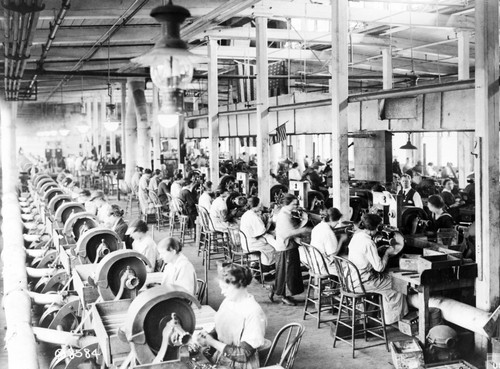 WWI, Women Making Browning Machine Guns Poster Print by Science Source