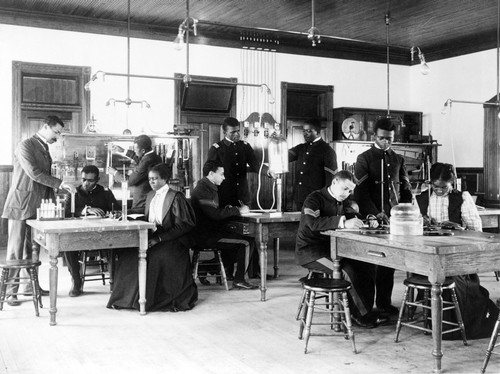 Physics Class, Hampton Institute, 1899 Poster Print by Science Source - Item # VARSCIBY5558