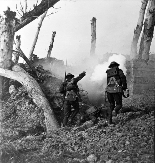 WWI, American Soldiers Charging Under Fire Poster Print by Science Source - Item # VARSCIBZ1790