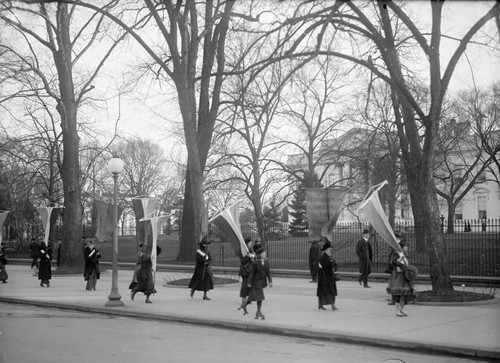 White House: Suffragettes. /Nwomen Suffragettes Picketing In Front Of The White House, Washington, D.C., 1917. Poster Print by Granger Collection - Item # VARGRC0114897