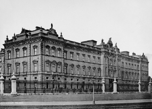 London: Buckingham Palace. /Nview Of Buckingham Palace, The British Royal Residence At London, England. Photographed C1900. Poster Print by Granger Collection - Item # VARGRC0094332