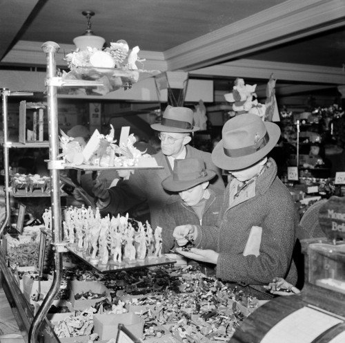Woolworth's Christmas Shoppers, 1941 Poster Print by Science Source - Item # VARSCIJA9530