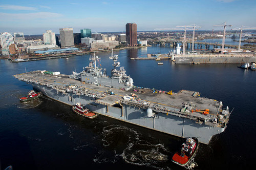 Tugboats position the amphibious assault ship USS Kearsarge Poster Print by Stocktrek Images - Item # VARPSTSTK108187M