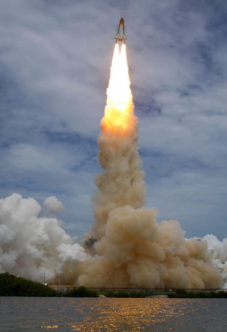 Space shuttle Atlantis lifts off from the Kennedy Space Center, Florida Poster Print by Stocktrek Images - Item # VARPSTSTK203689S