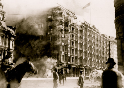 Place Hotel on Fire in the San Francisco earthquake Poster Print - Item # VARBLL058750192L