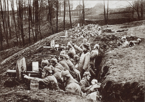 World War 1. German Machine Guns In A Trench Near Darkehmen In East Prussia. A Wounded Soldier Receives Medical Attention. Possibly During Either The 1914 Or 1916 Russian Invasion Of East Prussia. History - Item # VAREVCHISL034EC889